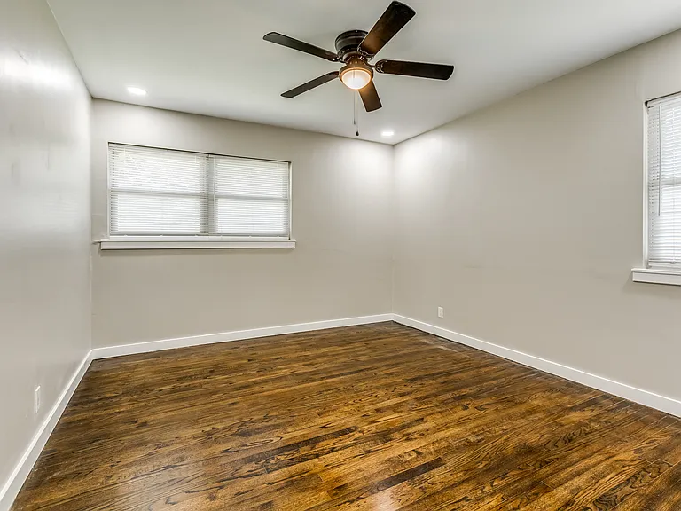 409 NE Myers Ave — Photo 9