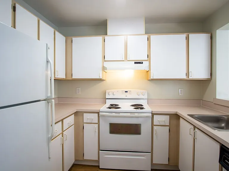 245 SW Hooker St #3 — Photo 6