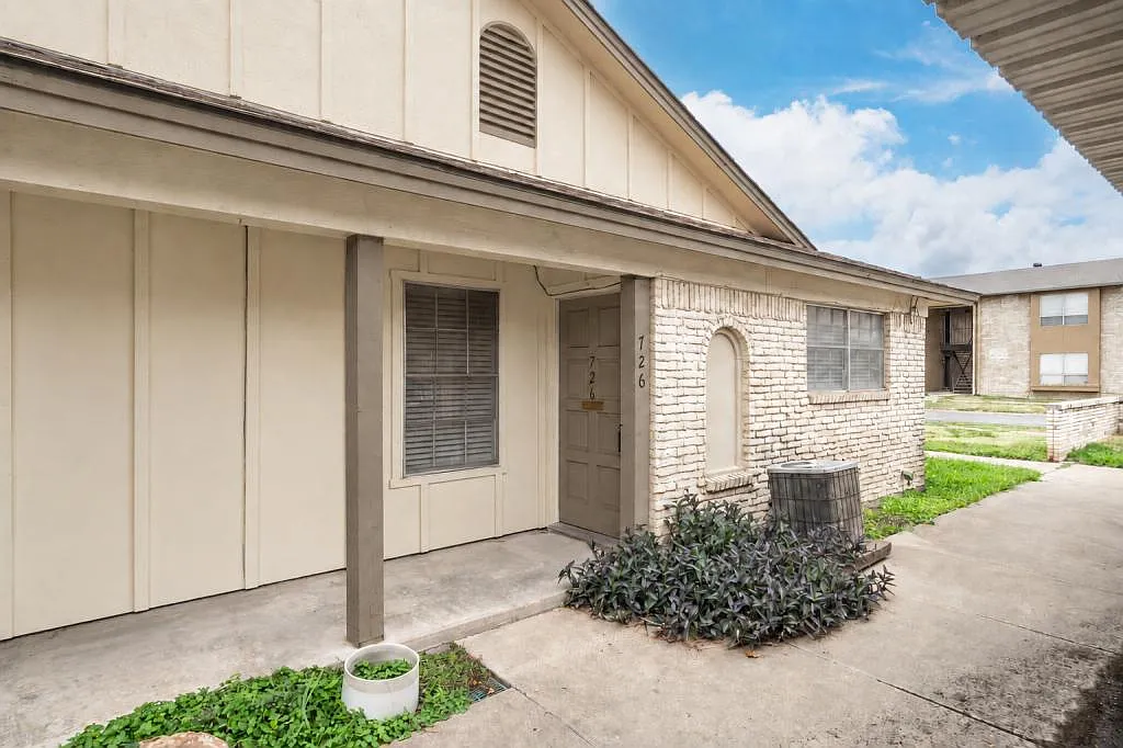 726 E Pecan St — Photo 1
