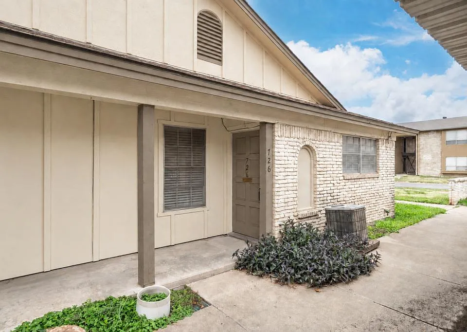 726 E Pecan St