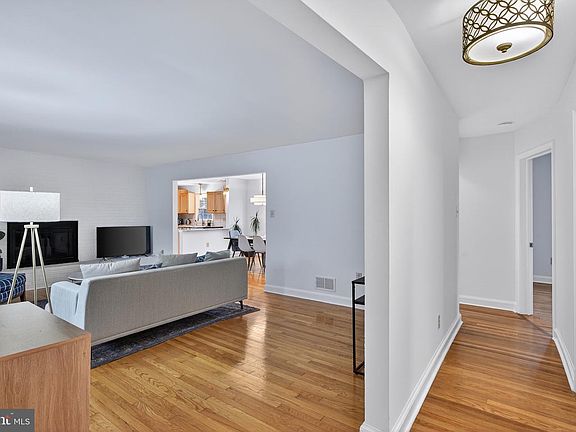3rd image of 328 Sheridan Ave