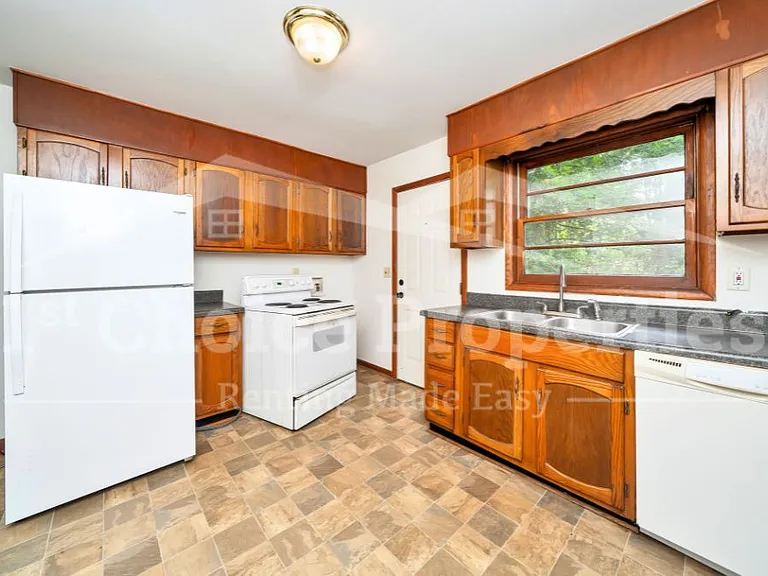 1321 Hatfield Ln — Photo 6
