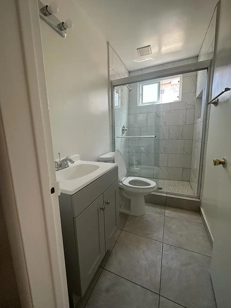 11423 Menlo Ave — Photo 2