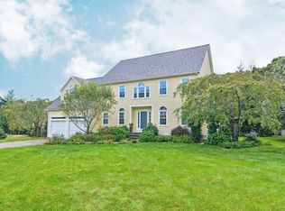 10 Newport Ln, Medfield, MA 02052