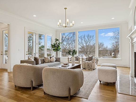 5th image of 3510 Robin Rd