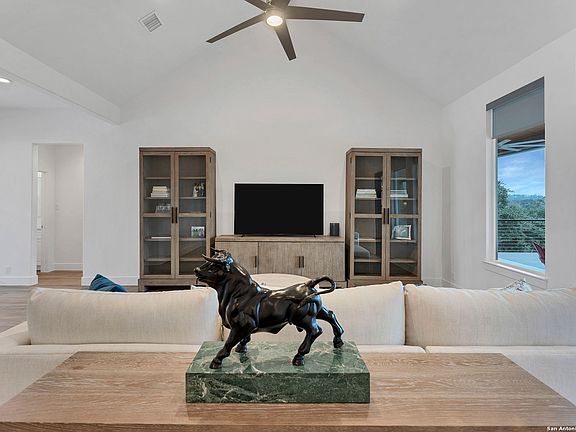 3rd image of 1061 LAS BRISAS DR