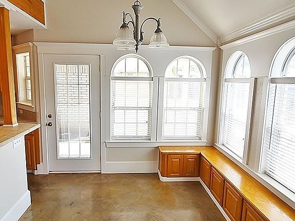 3rd image of 806 Switzer St