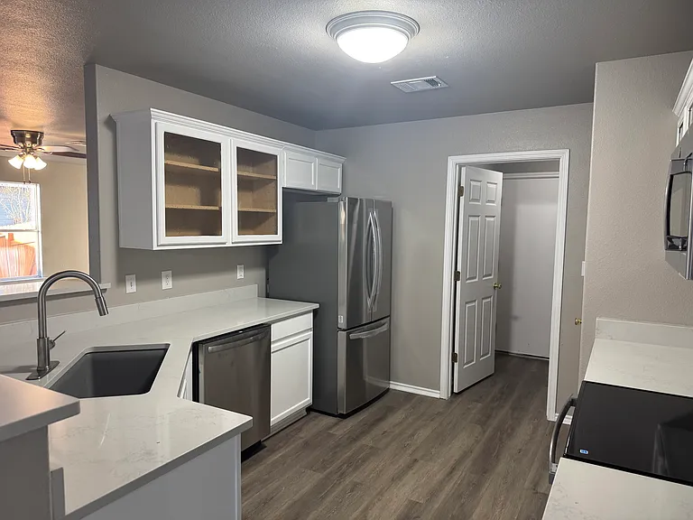 527 Red Robin Rd — Photo 8