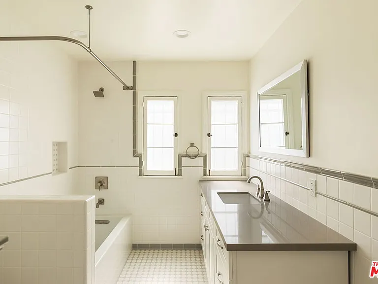 1054 S Stanley Ave — Photo 15