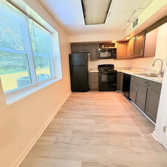 104 Brown Ct #8 — Photo 3