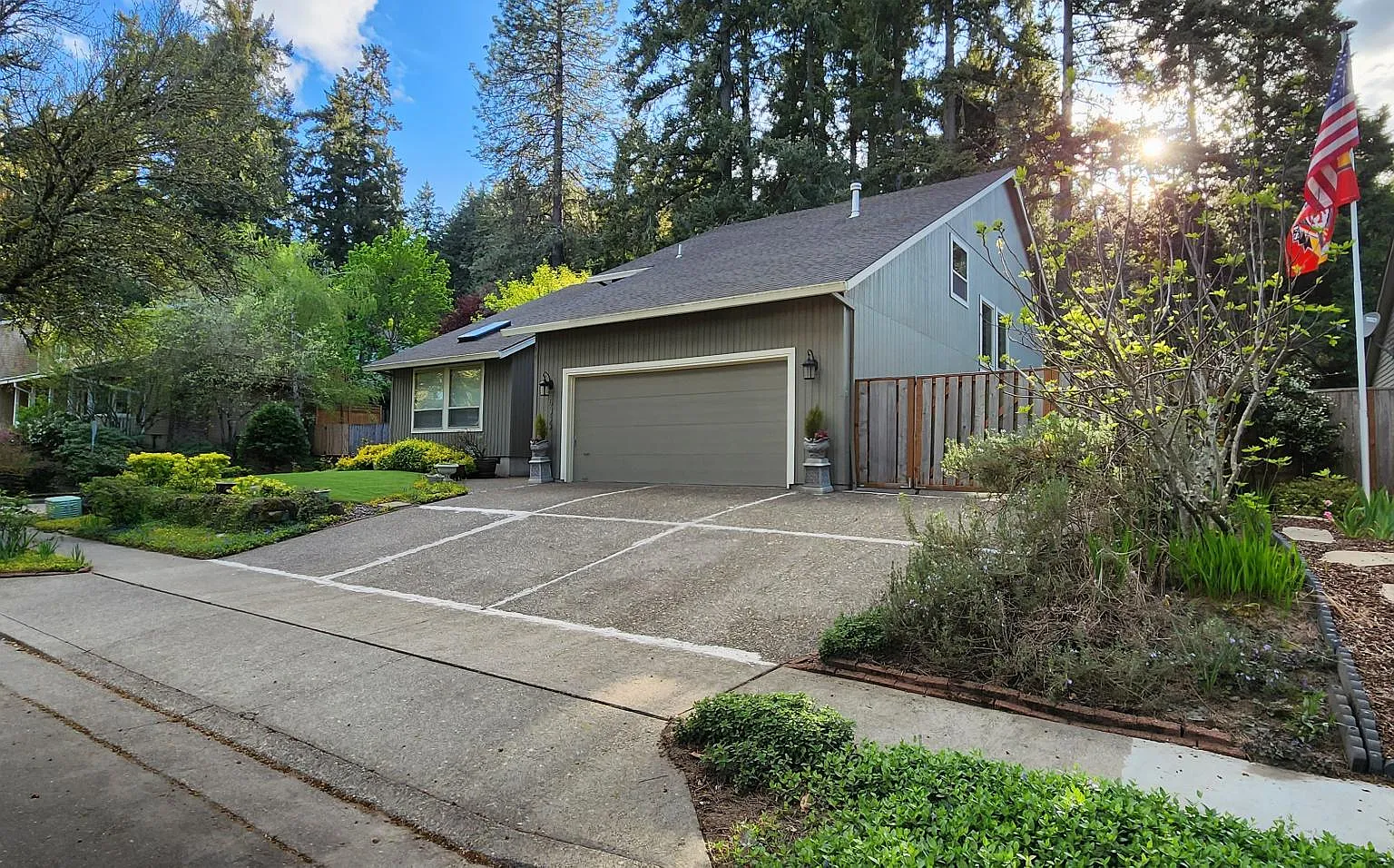 4 bed, 2.5 bath, 2550 sqft, $3,495 — Photo 1