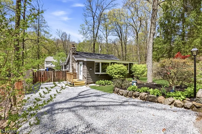 3 bed, 1.0 bath, $2,400 — Photo 2