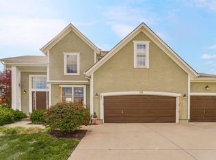 851 S Clearwater Creek Dr, Olathe, KS 66061