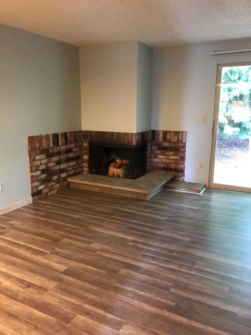 Auburn 8 Plex — Photo 1