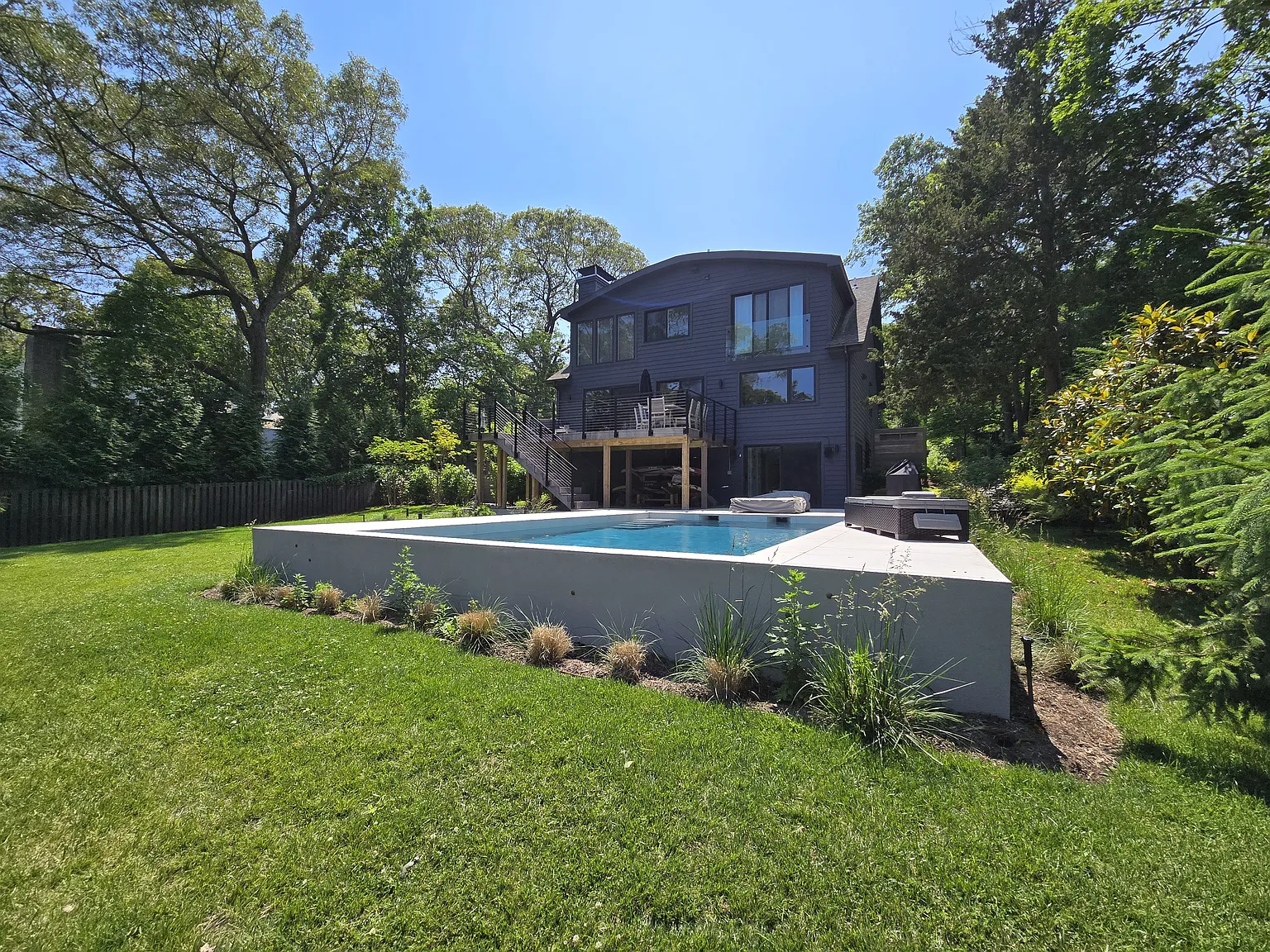 Hamptons Serene Waterfront Home With Pool & Dock — Photo 3