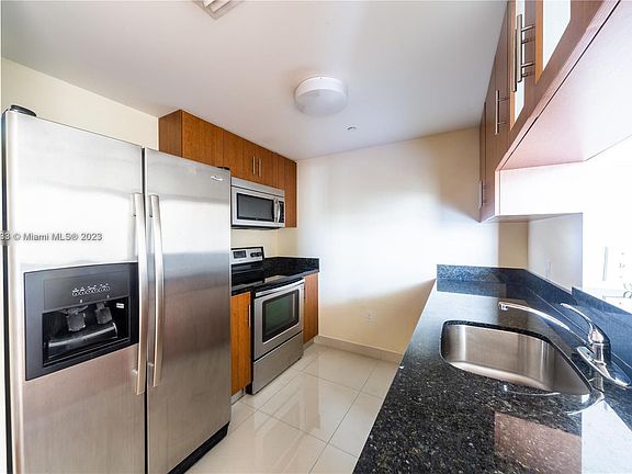 4th image of 601 NE 23rd St APT 807