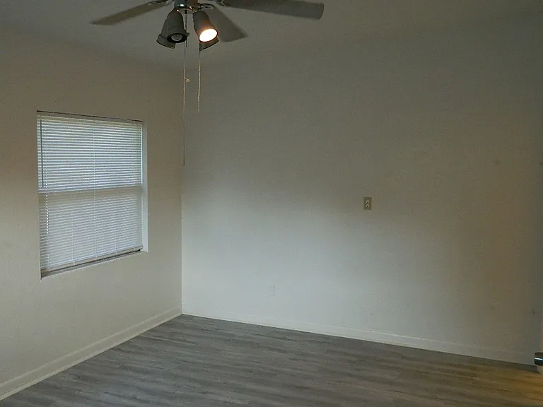 944 Kensington Dr — Photo 15