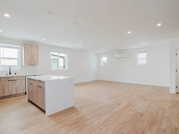 5th image of 5654 1/2 Cartwright Ave