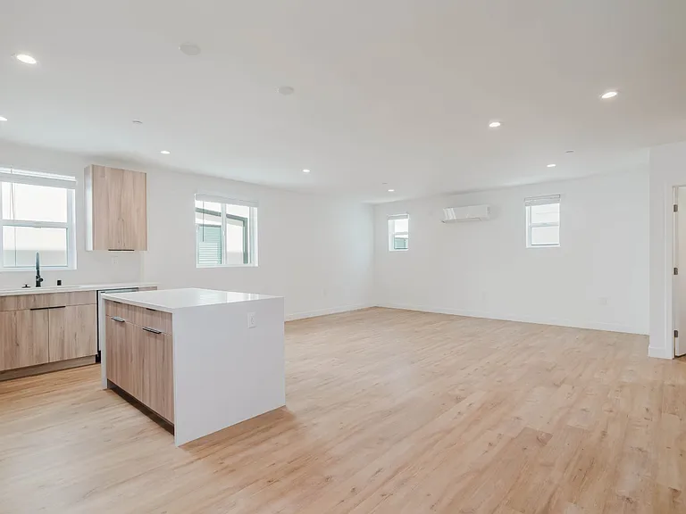 5654 1/2 Cartwright Ave — Photo 5