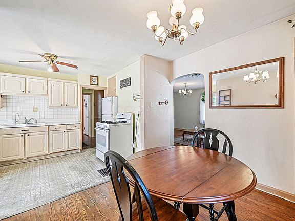 5th image of 229 Greenfield Ave