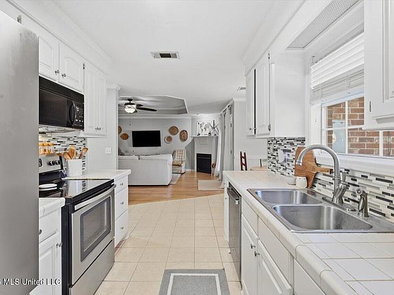 4th image of 102 Holmar Dr