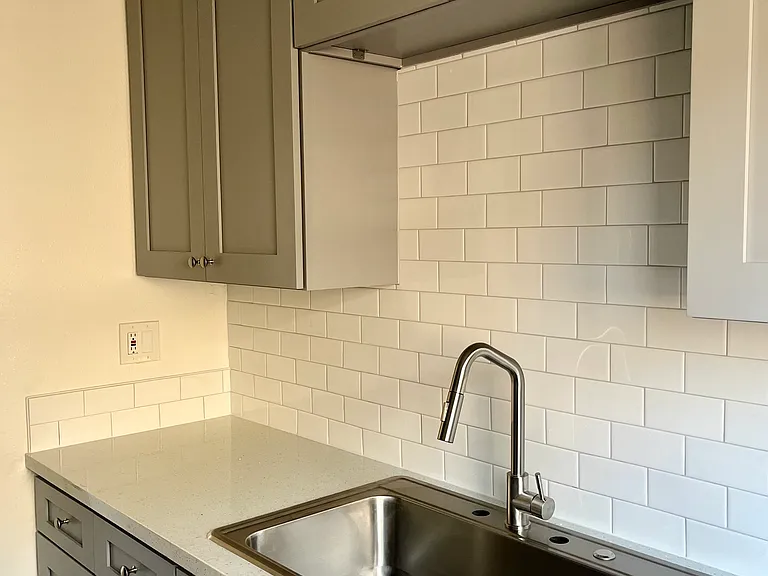 320 E 25th St #6 — Photo 12