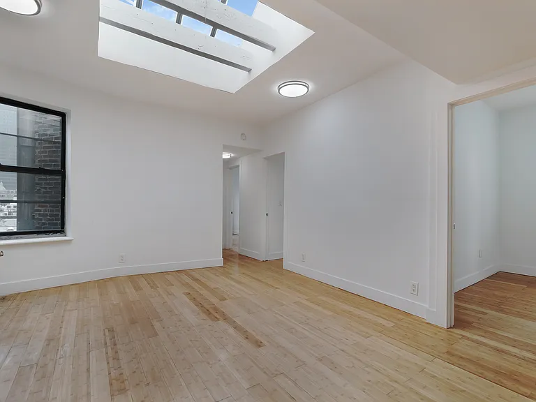350 W 47th St #Penthouse 5A — Photo 2