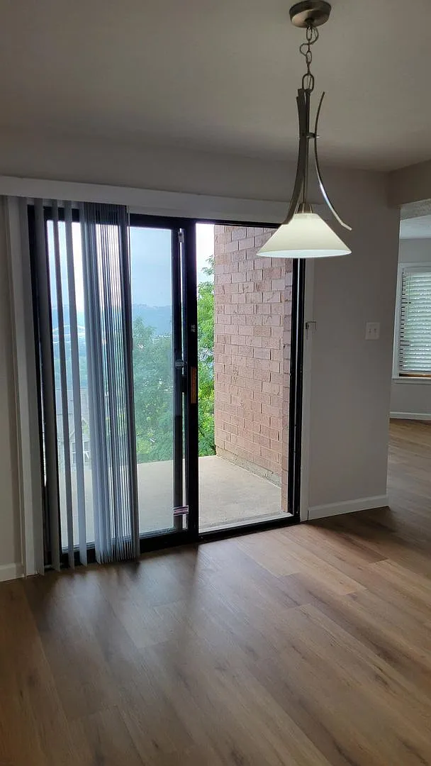 Amazing North Side Condominium — Photo 4