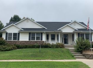 199 Shelly Dr, Robins, IA 52328