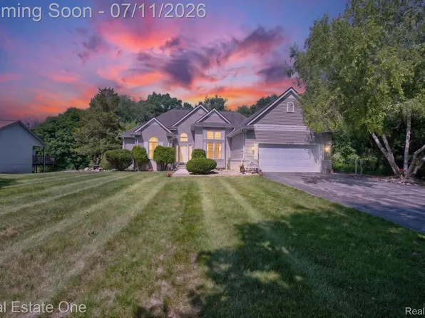 5128 Queensway Dr, Howell, MI 48843