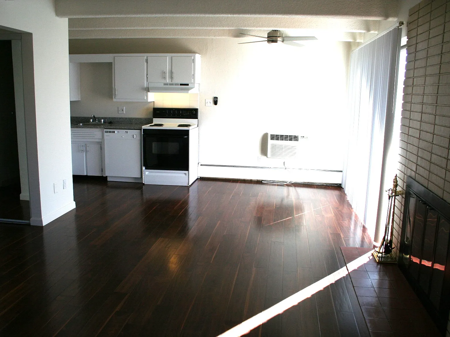 1085 N Pearl St — Photo 2