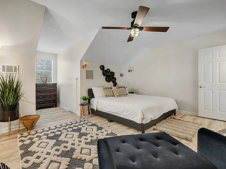 Upstairs master suite, king bed