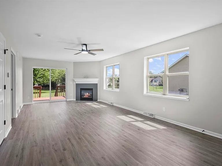 640 Tower Dr #1 — Photo 5