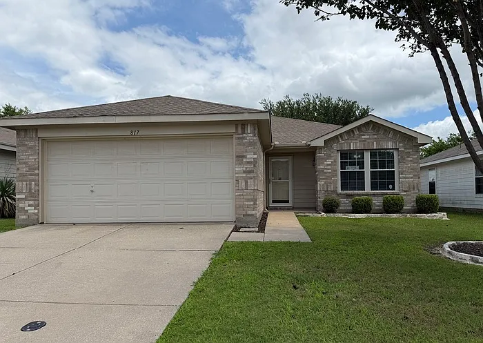 817 Live Oak Dr — Photo 1