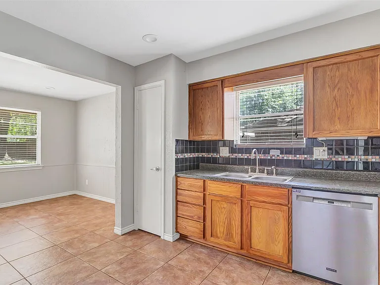 2414 Chanay Ln — Photo 25