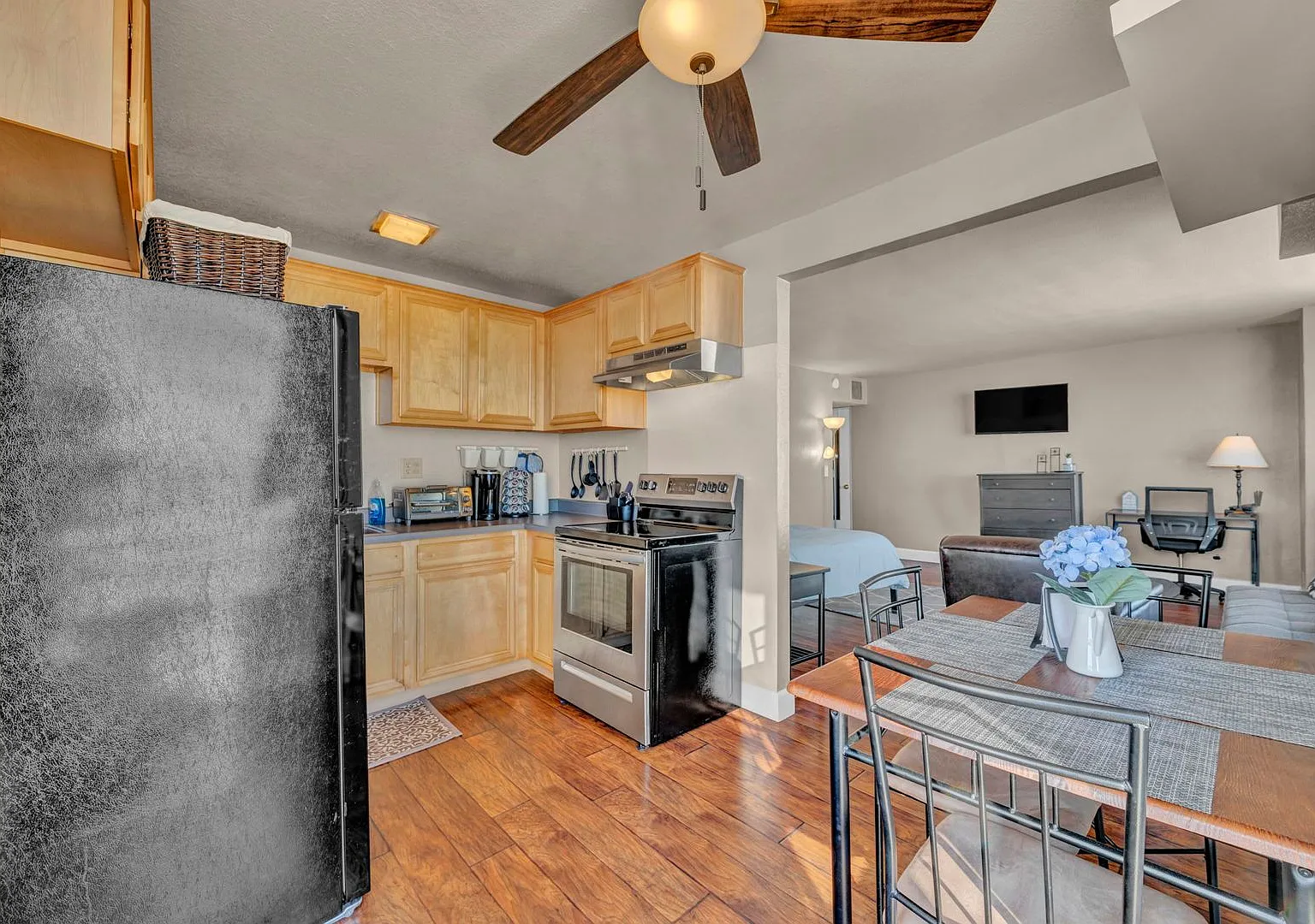Fully Furnished Downtown Condo — Photo 1