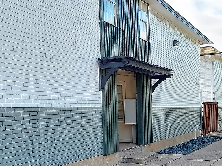 209-213 Avenue G — Photo 11