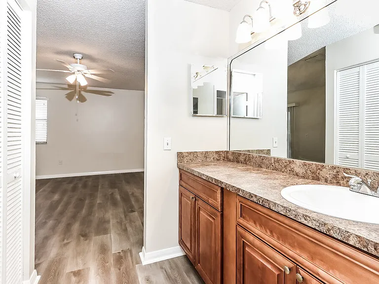 304 Lakeview Dr E — Photo 13