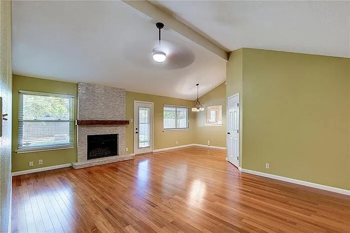 3 bed, 2.0 bath, 1216 sqft, $2,075 — Photo 3