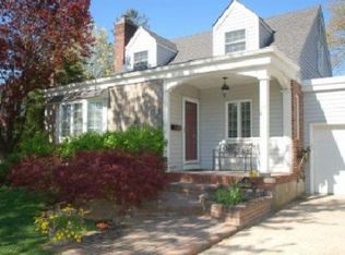 18 Beechwood Ln, New Hyde Park, NY 11040