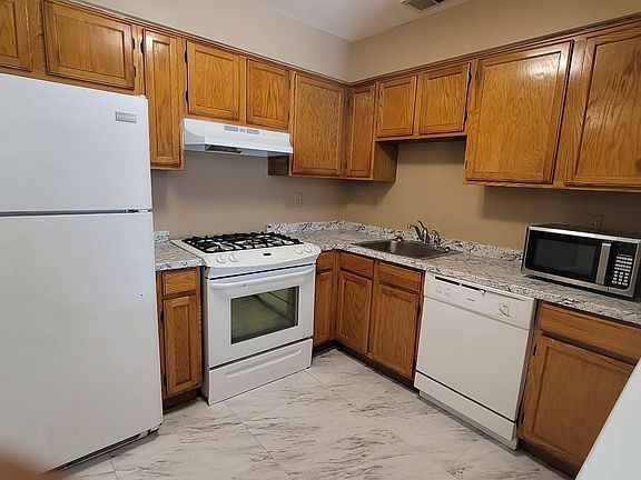 Full kitchen