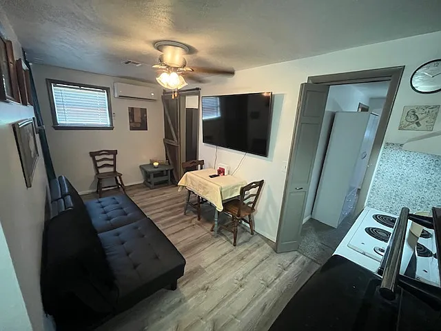 717 E 92nd St #1 — Photo 6