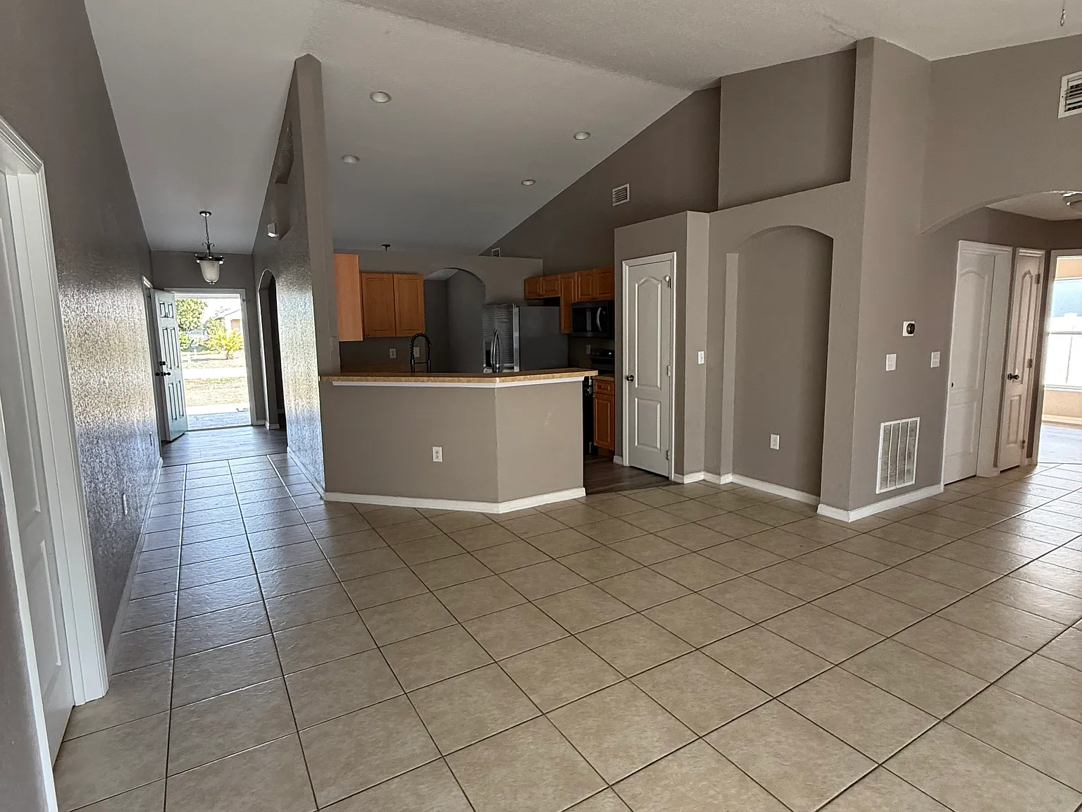 3 bed, 1858 sqft, $2,000 — Photo 3