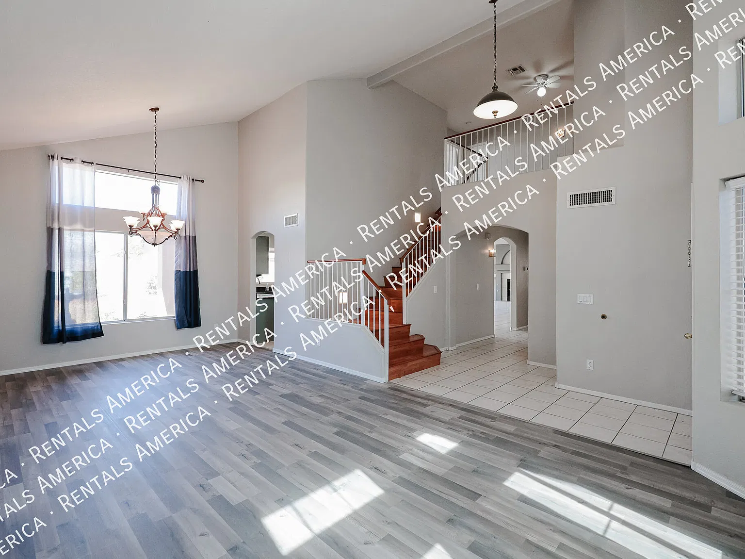 Beautiful 2-story 5BD 3BA home in Glendale! — Photo 2