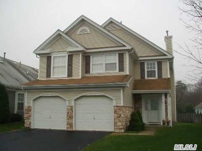 15 Ethan Cir, Middle Island, NY, 11953