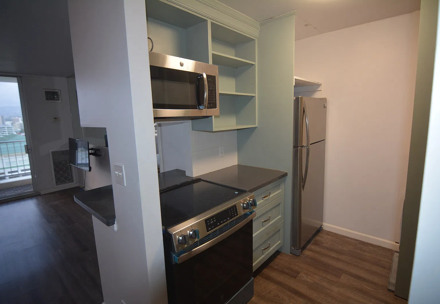 Renovated Immaculate 1/1/1 Villa on Eaton Square — Photo 1