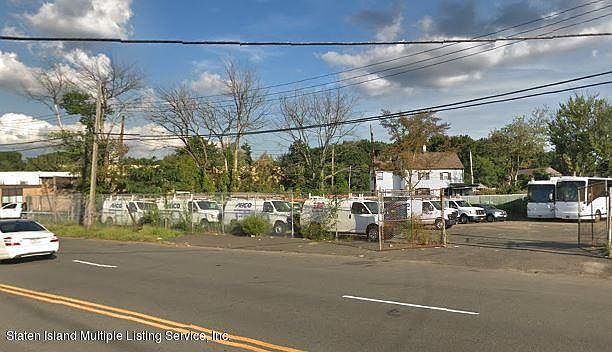 2nd image of 2560 Forest Ave