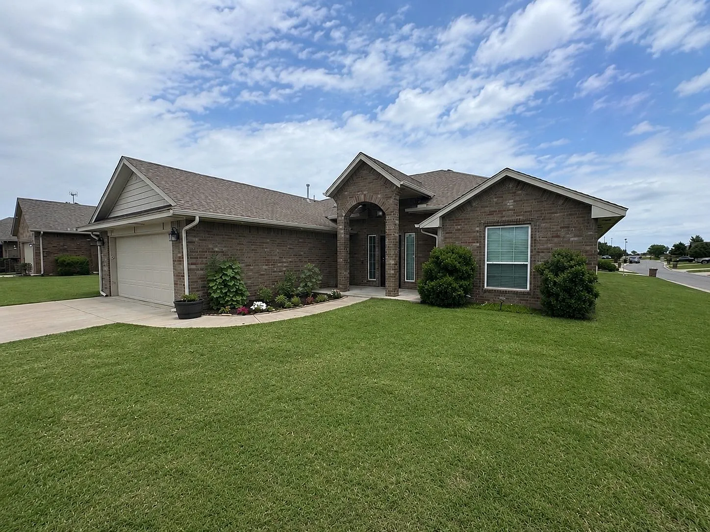 3 bed, 2.0 bath, 1800 sqft, $1,850 — Photo 1