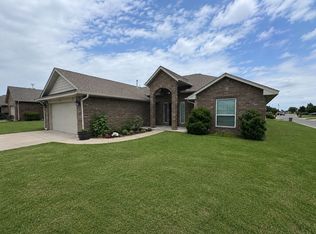 808 S Howard Ave, Moore, OK 73160