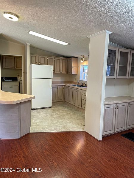 5th image of 558 Selfridge Road